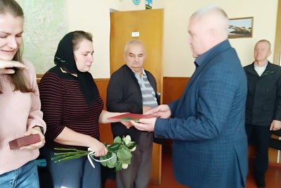Вдові загиблого старшого лейтенанта з Волині вручили нагороду чоловіка Вдові загиблого старшого лейтенанта з Волині вручили нагороду чоловіка