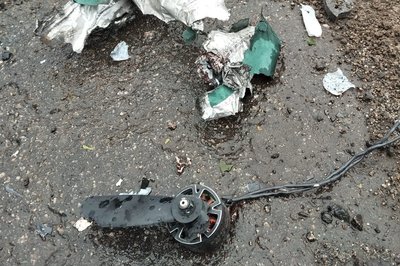 Уламки російського безпілотника, який поцілив по автівці гуманітарної організації, Золочів Уламки російського безпілотника, який поцілив по автівці гуманітарної організації, Золочів