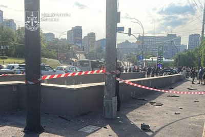 Авто в'їхало у підземний перехід: на Караваєвих дачах у Києві в ДТП загинули чотири людини Авто в'їхало у підземний перехід: на Караваєвих дачах у Києві в ДТП загинули чотири людини