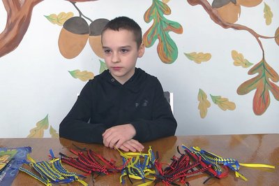 Зібрав 34 тисячі гривень на ЗСУ: луцький школяр виготовляє патріотичні аксесуари Зібрав 34 тисячі гривень на ЗСУ: луцький школяр виготовляє патріотичні аксесуари