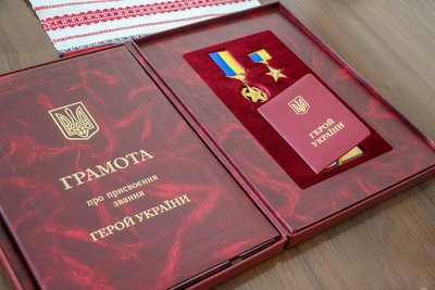 У Житомирі рідним Героя України Андрія Демчика передали орден "Золота Зірка"