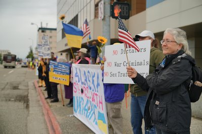 В Анкориджі триває проукраїнська акція під час зустрічі Трампа й Путіна В Анкориджі триває проукраїнська акція під час зустрічі Трампа й Путіна