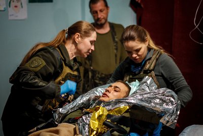 Евакуація пораненого військовослужбовця поблизу Бахмута, 5 травня 2023 року