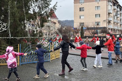 У Хусті відбувся благодійний парад Миколайчиків У Хусті відбувся благодійний парад Миколайчиків