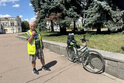 До Житомира приїхав 65-річний велосипедист з Полтавщини, який збирає гроші на ЗСУ До Житомира приїхав 65-річний велосипедист з Полтавщини, який збирає гроші на ЗСУ