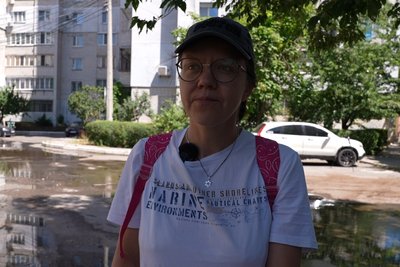 Через прорив труби біля будинку у Миколаєві руйнується асфальт і плитка Через прорив труби біля будинку у Миколаєві руйнується асфальт і плитка