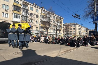 "Я звідси не піду. Це моя родина", — у Житомирі попрощалися з Героєм України Олександром Довгачем "Я звідси не піду. Це моя родина", — у Житомирі попрощалися з Героєм України Олександром Довгачем