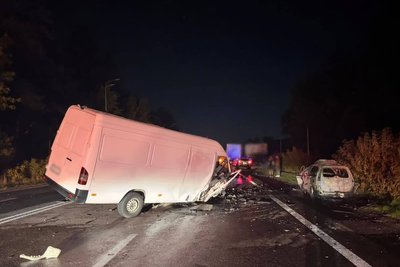 Поблизу Житомира внаслідок ДТП горіло авто: є загиблий Поблизу Житомира внаслідок ДТП горіло авто: є загиблий