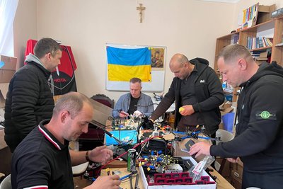 Отець Михайло з волонтерами збирає дрони Отець Михайло з волонтерами збирає дрони