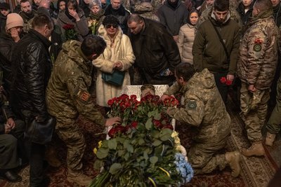Рідні та близькі біля труни українського військового Сергія Павліченка