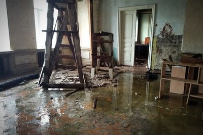 У бекетівському маєтку підлогу залило дощем: немає даху через війну У бекетівському маєтку підлогу залило дощем: немає даху через війну