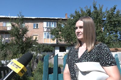 Чотири місяці після обстрілу із пошкодженим дахом: ситуація в селищі Новогуйвинське на Житомирщині Чотири місяці після обстрілу із пошкодженим дахом: ситуація в селищі Новогуйвинське на Житомирщині