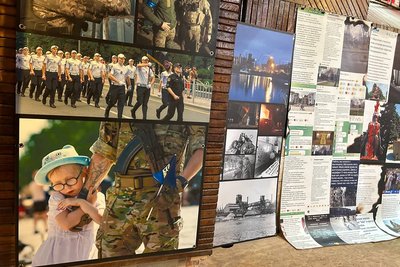 Фотографії, книжки та мистецька інсталяція про Маріуполь — у Житомирі відкрили виставку "Вежа: кроки пам’яті" Фотографії, книжки та мистецька інсталяція про Маріуполь — у Житомирі відкрили виставку "Вежа: кроки пам’яті"