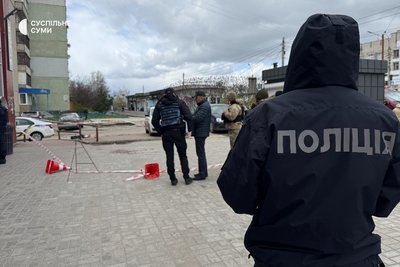 Ножове поранення біля супермаркету в Сумах: чоловік у лікарні Ножове поранення біля супермаркету в Сумах: чоловік у лікарні