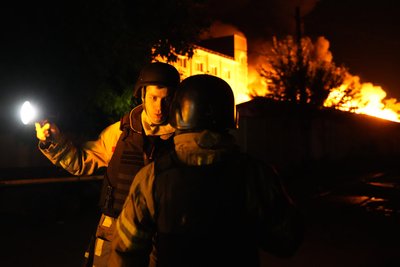 Внаслідок влучання по Харкову спалахнула пожежа: фото Внаслідок влучання по Харкову спалахнула пожежа: фото