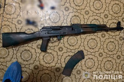 Автомат, магазин та три десятки набоїв виявили у жителя Житомирщини, які чоловік "просто знайшов" Автомат, магазин та три десятки набоїв виявили у жителя Житомирщини, які чоловік "просто знайшов"