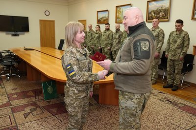 Звільненим з полону волинським прикордонницям вручили ордени "За мужність" Звільненим з полону волинським прикордонницям вручили ордени "За мужність"