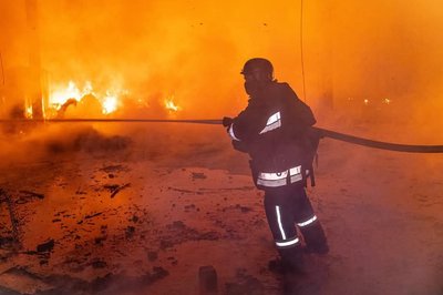 Рятувальник гасить пожежу на поштовому терміналі, яка виникла внаслідок атаки безпілотників 3 червня 2025 року Рятувальник гасить пожежу на поштовому терміналі, яка виникла внаслідок атаки безпілотників 3 червня 2025 року