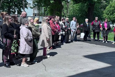 Люди, які зібралися на відкриття меморіальної дошки Дмитру Киричоку Люди, які зібралися на відкриття меморіальної дошки Дмитру Киричоку