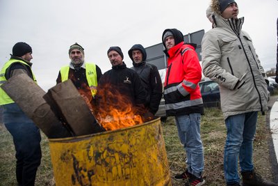 Польські фермери заблокували дороги біля пункту пропуску Медика Польські фермери заблокували дороги біля пункту пропуску Медика