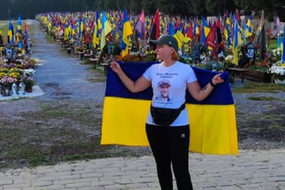 "Я стояла коло труни сама". Історія жінки, яка втратила на війні коханого і вчиться допомагати іншим "Я стояла коло труни сама". Історія жінки, яка втратила на війні коханого і вчиться допомагати іншим