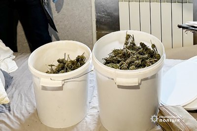 На Київщині затримали групу наркозбувачів із партією "товару" на 18 млн грн На Київщині затримали групу наркозбувачів із партією "товару" на 18 млн грн