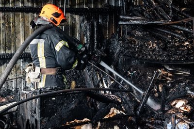 Рятувальник гасить пожежу в Індустріальному районі Харкова, 27 травня 2026 року Рятувальник гасить пожежу в Індустріальному районі Харкова, 27 травня 2026 року
