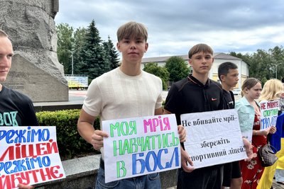 Учні, батьки та викладачі Бердичівського спортліцею виходили на протест під стіни Житомирської облради Учні, батьки та викладачі Бердичівського спортліцею виходили на протест під стіни Житомирської облради