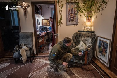 Сергій Дмитрієв фотографує картину з Різдвяним сюжетом вдома у секретаря Херсонської єпархії ПЦУ Івана Замараєва, Херсон, листопад 2022 року. Сергій Дмитрієв фотографує картину з Різдвяним сюжетом вдома у секретаря Херсонської єпархії ПЦУ Івана Замараєва, Херсон, листопад 2022 року.