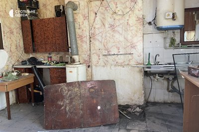 Три тижні без світла та газу й з дірою замість стелі: в Одесі мешканці згорілого будинку на Агрономічній просять міськраду про допомогу Три тижні без світла та газу й з дірою замість стелі: в Одесі мешканці згорілого будинку на Агрономічній просять міськраду про допомогу