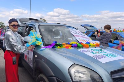Учасниці автопробігу від KharkivPride, Харків, 6 вересня 2025 року Учасниці автопробігу від KharkivPride, Харків, 6 вересня 2025 року