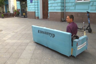 Диванний тур довжиною 650 кілометрів: до Житомира приїхали волонтери — для збору грошей на ЗСУ Диванний тур довжиною 650 кілометрів: до Житомира приїхали волонтери — для збору грошей на ЗСУ