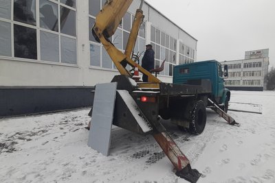 Волонтери "Армії відновлення" закрили вікна у 50 школах Харкова Волонтери "Армії відновлення" закрили вікна у 50 школах Харкова