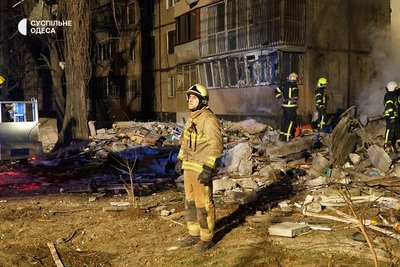 Пошкоджена багатоповерхівка Пошкоджена багатоповерхівка