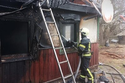 Загинули на пожежі: у селі на Житомирщині в будинку виявили тіла двох чоловіків Загинули на пожежі: у селі на Житомирщині в будинку виявили тіла двох чоловіків