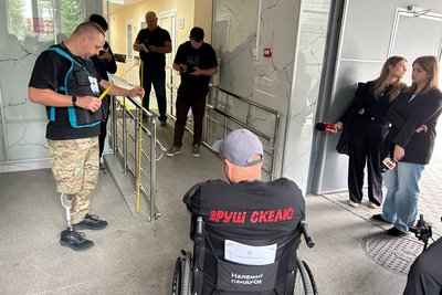 У Житомирі ветерани війни оцінювали інфраструктуру на доступність для маломобільних груп населення У Житомирі ветерани війни оцінювали інфраструктуру на доступність для маломобільних груп населення
