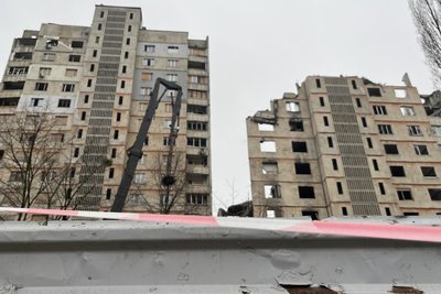 Демонтаж за допомогою екскаватора з 40-метровою стрілою в Харкові, грудень 2025 року Демонтаж за допомогою екскаватора з 40-метровою стрілою в Харкові, грудень 2025 року