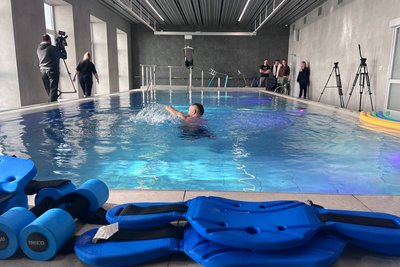 В'ячеслав Левицький плаває у басейні реабілітаційного центру В'ячеслав Левицький плаває у басейні реабілітаційного центру