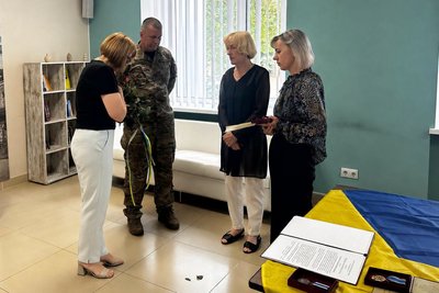 В Житомирі родинам полеглих захисників передали відомчі нагороди воїнів В Житомирі родинам полеглих захисників передали відомчі нагороди воїнів