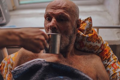 З Часів Яра на Хмельниччину: як старенькі у хоспісі звикають до нового житла З Часів Яра на Хмельниччину: як старенькі у хоспісі звикають до нового житла