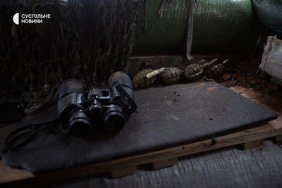 Гранати та бінокль на спостережному пункті 24 бригади Гранати та бінокль на спостережному пункті 24 бригади