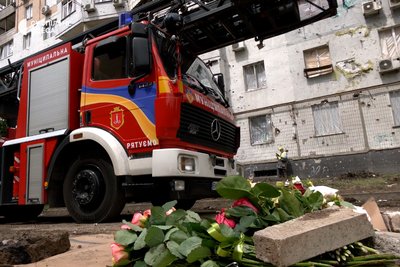 В Одесі приводять до ладу квартири після падіння уламків дрона РФ В Одесі приводять до ладу квартири після падіння уламків дрона РФ