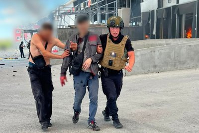 Поліцейський веде поранених після російського удару по терміналу "Нової пошти", Коротич, 19 липня 2026 року Поліцейський веде поранених після російського удару по терміналу "Нової пошти", Коротич, 19 липня 2026 року