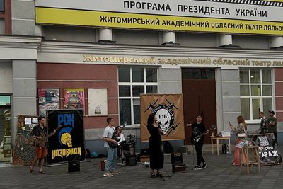 У Житомирі рок-гурт дав концерт просто неба, збираючи гроші для ЗСУ У Житомирі рок-гурт дав концерт просто неба, збираючи гроші для ЗСУ