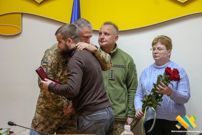 У Житомирі рідні п'яти загиблих захисників отримали ордени У Житомирі рідні п'яти загиблих захисників отримали ордени