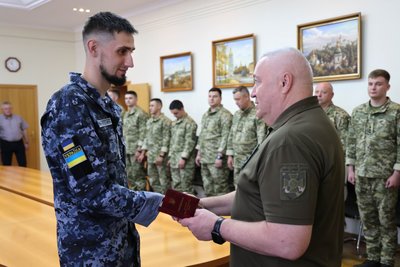 Вручення нагороди військовому, який звільняв острів Зміїний Вручення нагороди військовому, який звільняв острів Зміїний