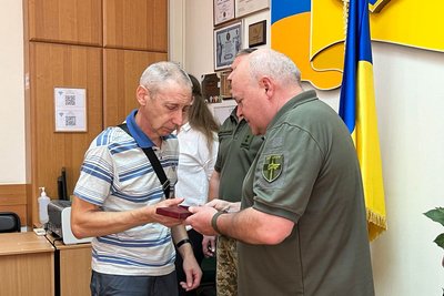 У Житомирі рідним загиблих у боях за Україну воїнів передали державні нагороди
