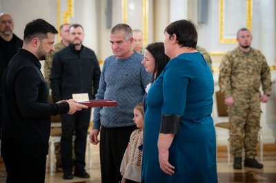 Президент вручив "Золоту Зірку" родині загиблого військового з Одещини Івана Кедика Президент вручив "Золоту Зірку" родині загиблого військового з Одещини Івана Кедика