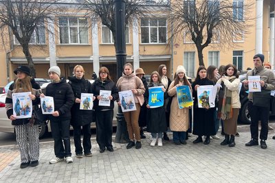 У Вінниці до Дня спротиву окупації Криму підняли кримськотатарський прапор У Вінниці до Дня спротиву окупації Криму підняли кримськотатарський прапор