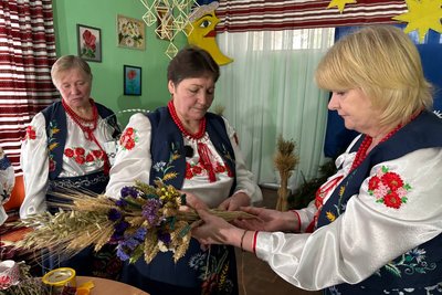 "Символ Рідзва" — у громаді на Житомирщині ліцеїстів навчали плести солом'яні дідухи "Символ Рідзва" — у громаді на Житомирщині ліцеїстів навчали плести солом'яні дідухи
